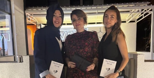 Özlem Artoksi'den 'Mor Menekşe Konağı' İmza Günü